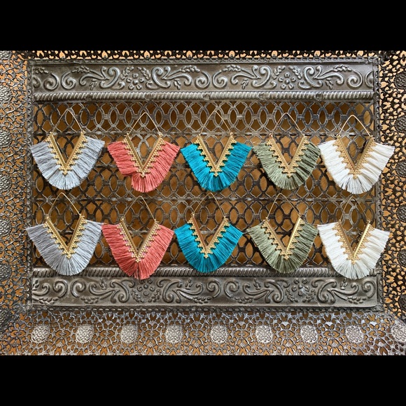 Hoop Earrings V-shaped Tassel Off-White 7cmx6.3cm - Picture 5 of 6